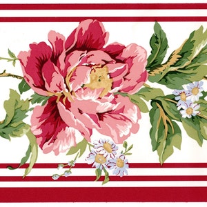 Puede incluir: Un fondo blanco con rayas rojas y un diseño floral. El diseño presenta flores rosas con centros blancos y hojas verdes. Las flores están dispuestas en un patrón repetitivo a lo largo del borde.