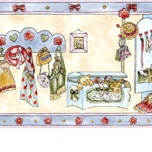 Könnte beinhalten: Eine blaue und grüne Tapetenbordüre mit einem verspielten Design, das einen Kleiderschrank mit hängenden Kleidern, eine Spielzeugtruhe mit einem Teddybär und eine Puppe zeigt. Die Bordüre hat einen hellblauen Hintergrund mit einem weißen und rosafarbenen Blumenmuster.