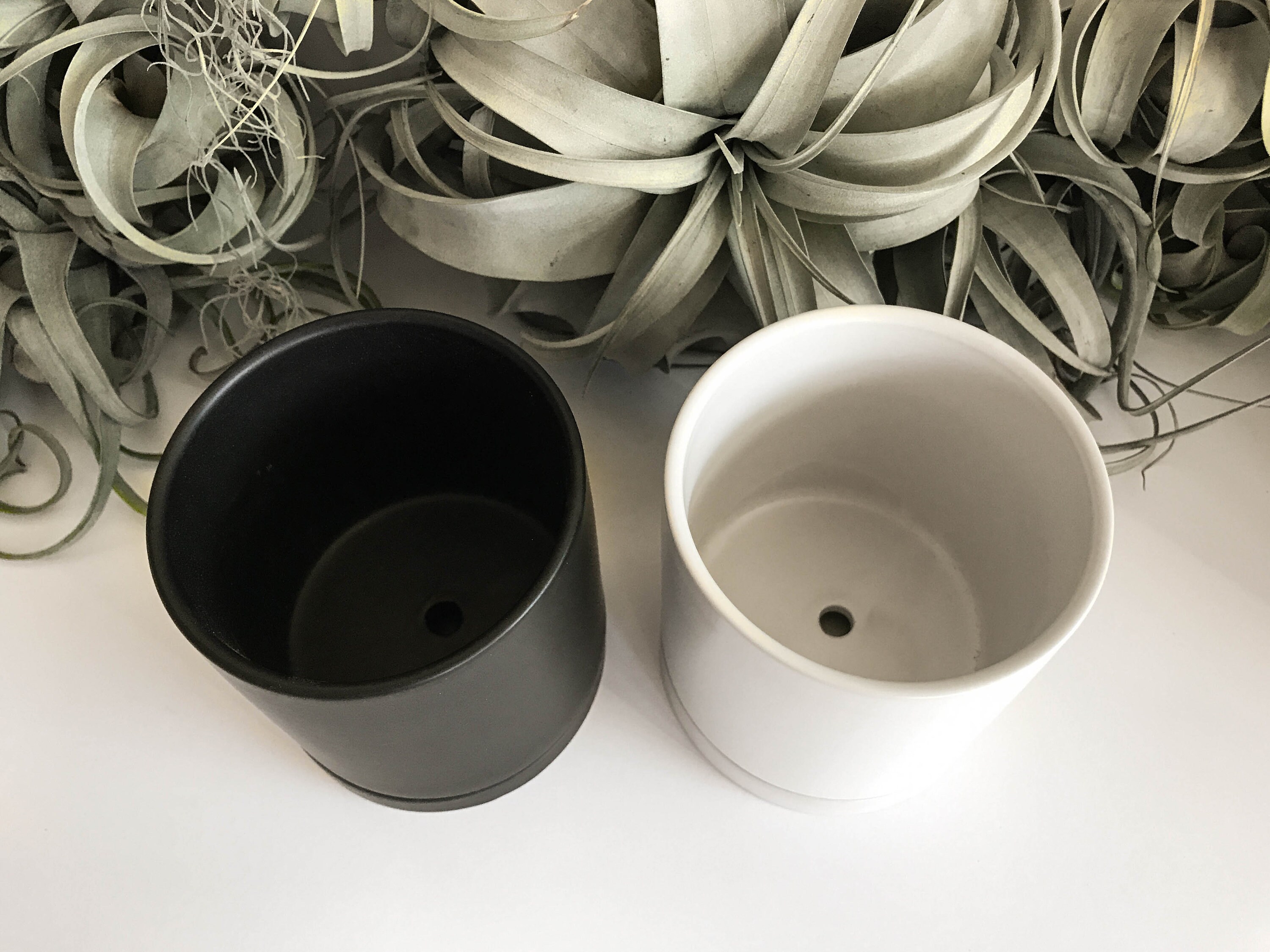 Vaso in ceramica nera media per piante grasse con foro di drenaggio e sottovaso / Vaso rotondo a forma di uovo - Italia