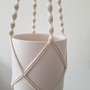 Blumenampel für drinnen, Makramee-Pflanzenaufhänger & 6-Zoll-weißer Topf, Keramikhängeampel für saftige Zimmerpflanzen, Boho-Seil-hängendes Dekorgeschenk