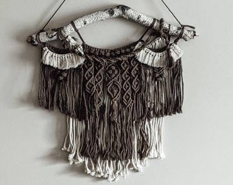 Tapiz de macramé bicolor para pared / Arte textil bohemio, rama de abedul