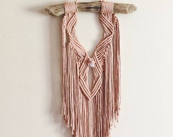 Tapiz de macramé de cuarzo rosa / Arte textil bohemio sobre madera flotante