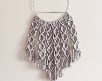 Tapiz de macramé bohemio para pared / Arte en fibra de algodón perlado, aro de 25 cm