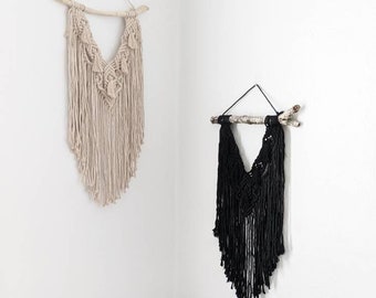 Tapiz de macramé estilo bohemio / Arte en fibra de algodón sobre madera