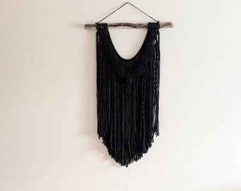 Tapiz de macramé de algodón negro sobre madera flotante / Decoración bohemia