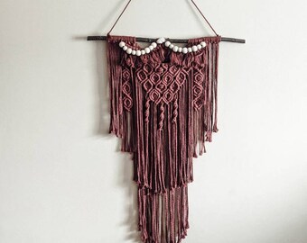 Tapiz de macramé bohemio para pared / Arte en fibra color óxido con cuentas de madera