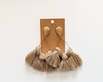 Pendientes de borlas de macramé / Arte textil bohemio, aro dorado