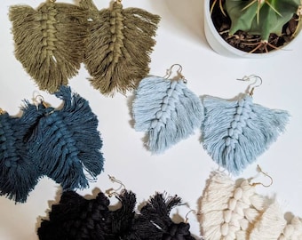 Pendientes de plumas de macramé hechos a mano / Arte textil bohemio