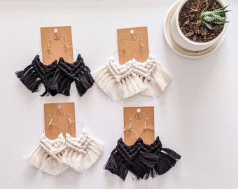 Pendientes de macramé estilo boho / Pendientes colgantes de arte textil