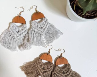 Pendientes de plumas de macramé hechos a mano / Arte textil bohemio con madera