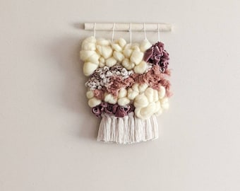 Tapiz de pared estilo boho con textura de fibra / Tapiz artístico