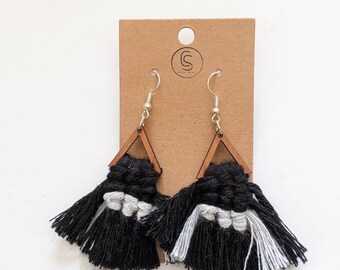 Pendientes de macramé estilo boho / Pendientes colgantes triangulares de madera y fibra