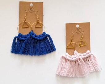Pendientes de macramé estilo boho / Arte textil, aro dorado