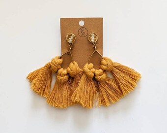 Pendientes de borlas de macramé / Aros dorados de arte textil bohemio