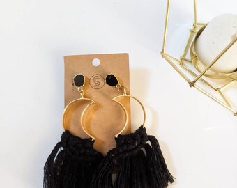 Pendientes de macramé con forma de luna creciente estilo bohemio / Borlas de arte textil