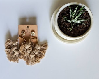 Pendientes de borlas de macramé / Arte textil bohemio, pendientes florales dorados