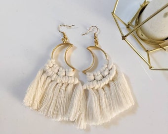 Pendientes de macramé hechos a mano / Arte textil bohemio, aros dorados en forma de media luna