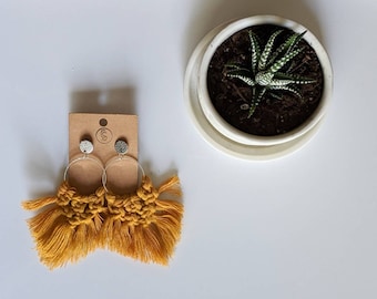 Pendientes de macramé hechos a mano / Arte textil bohemio, aros de plata