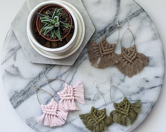 Pendientes de macramé en forma de lágrima / Arte textil bohemio