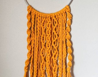 Tapiz de macramé color mostaza / Arte textil bohemio en aro de 8 pulgadas