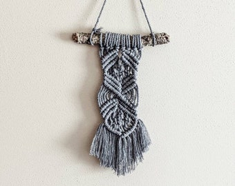 Tapiz de macramé bohemio para pared / Arte en fibra gris, rama de abedul