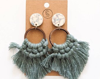 Pendientes de macramé estilo boho / Arte textil, aro de madera, botón de mármol