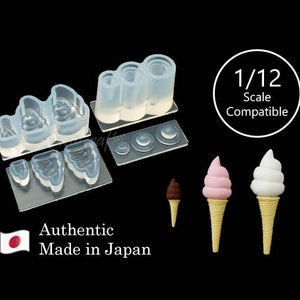 以下が含まれることがあります： ミニチュアアイスクリームコーンを作るための透明なシリコンモールドのセット。モールドは、ピンク、白、茶色の3種類のアイスクリームフレーバーを作成するように設計されています。モールドは1/12スケールのドールハウスと互換性があります。画像の下部に「Authentic Made in Japan」の文字が印刷されています。