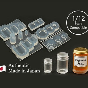 Könnte beinhalten: Ein Set aus transparenten Silikonformen zum Herstellen von Miniatur-Glasbehältern und -Deckeln, kompatibel mit Puppenhäusern im Maßstab 1:12. Die Formen sind neben drei Miniatur-Glasbehältern abgebildet, einer davon mit orangefarbener Marmelade gefüllt und mit "Bio-Marmelade" beschriftet.