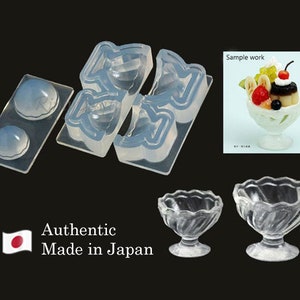 Op de afbeelding: Een set van transparante siliconen mallen voor het maken van miniatuur dessertbekers. De mallen zijn gevormd als een traditionele dessertbeker met een geribbelde rand en een voet. De set bevat twee mallen voor de bekers en twee mallen voor de bovenkant van de bekers. De mallen zijn gemaakt in Japan. Een voorbeeld van het gebruik is te zien op de afbeelding.