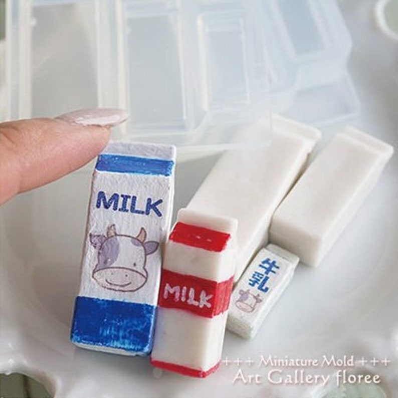 Puede incluir: Un juego de moldes de cart&oacute;n de leche en miniatura para manualidades. Los moldes est&aacute;n hechos de silicona transparente y presentan una variedad de dise&ntilde;os, incluyendo una vaca de dibujos animados, rayas rojas y blancas y texto japon&eacute;s.