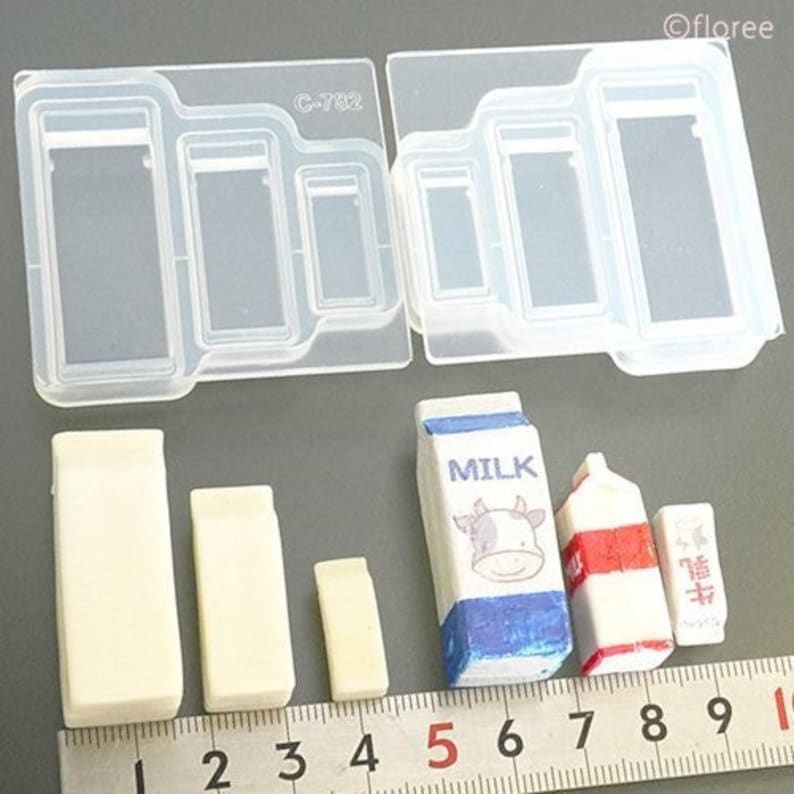 Puede incluir: Un molde de pl&aacute;stico transparente con cuatro cavidades rectangulares para hacer cartones de leche en miniatura. Hay cinco cartones de leche en miniatura hechos de arcilla blanca, uno con la palabra "LECHE" y una vaca impresa en &eacute;l, uno con rayas rojas y blancas, y tres cartones blancos simples. Una regla se incluye para la escala.