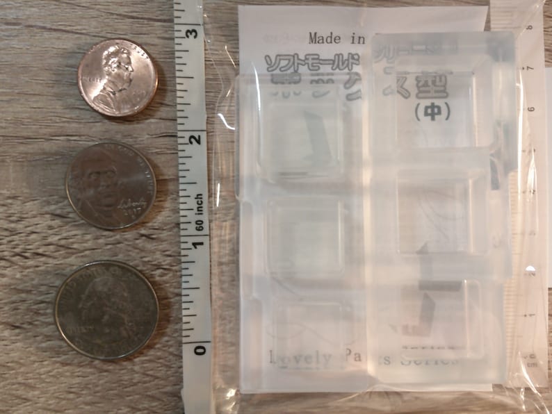 May include: Clear plastic mold with three rectangular cavities. The mold is labeled "ひく型 (中)" which translates to "Mold (Medium)" in English. The mold is made in Japan.