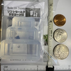 Puede incluir: Un molde de silicona transparente para hacer versiones en miniatura de una pila de tres cajas rectangulares. El molde est&aacute; hecho en Jap&oacute;n y est&aacute; etiquetado como "Molde suave de silicona".