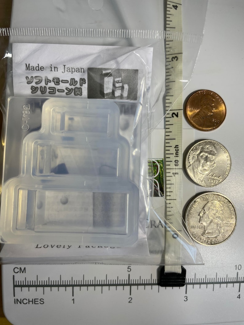 Puede incluir: Un molde de silicona transparente para hacer versiones en miniatura de una pila de tres cajas rectangulares. El molde est&aacute; hecho en Jap&oacute;n y est&aacute; etiquetado como "Molde suave de silicona".