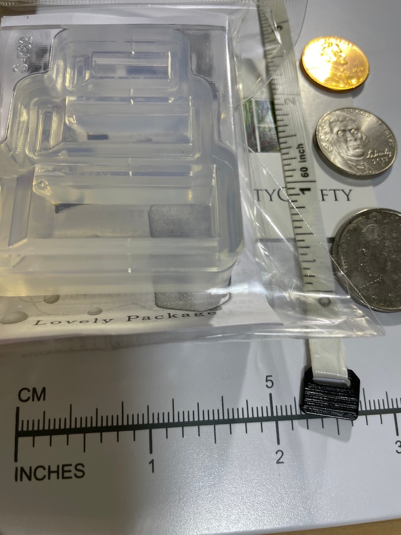 Puede incluir: Un molde de silicona transparente para hacer manualidades de resina. El molde tiene la forma de una peque&ntilde;a casa con una ventana y una puerta. El molde mide aproximadamente 2,5 cm de ancho y 3,8 cm de alto.