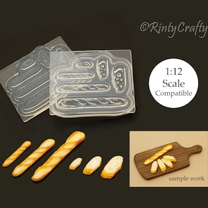 Peut inclure: Un moule en silicone transparent pour faire des baguettes et des tranches de pain miniatures. Le moule est à l'échelle 1:12 et compatible avec les maisons de poupées. L'image montre également un échantillon du produit fini, qui est un ensemble de baguettes et de tranches de pain miniatures sur une planche à découper en bois.