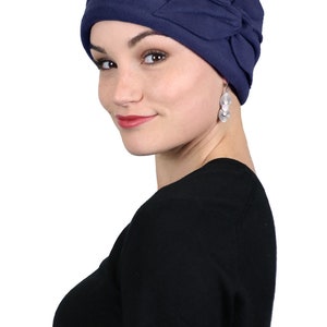Pode incluir: Um gorro de quimioterapia de l&atilde; azul marinho com um design dobrado na parte superior. O gorro &eacute; macio e confort&aacute;vel e foi projetado para ser usado por pessoas com perda de cabelo.