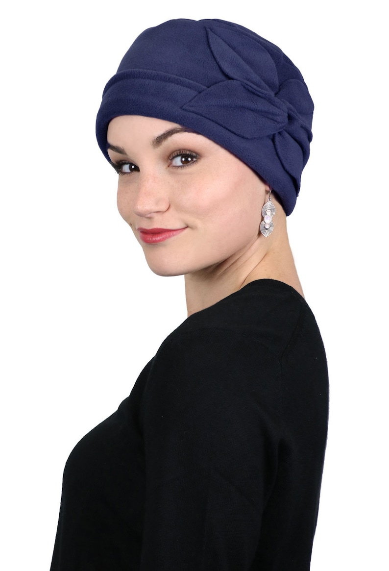 Pode incluir: Um gorro de quimioterapia de l&atilde; azul marinho com um design dobrado na parte superior. O gorro &eacute; macio e confort&aacute;vel e foi projetado para ser usado por pessoas com perda de cabelo.