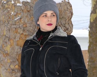 Gorro pillbox de luxo em fleece para mulheres, ideal para o inverno e para uso durante quimioterapia.