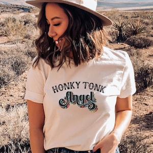 Honky Tonk Angel Graphic Tee - Western Graphic Tee - Tshirt de musique country - Chemise de concert country - Tees graphiques pour femmes - Punchy