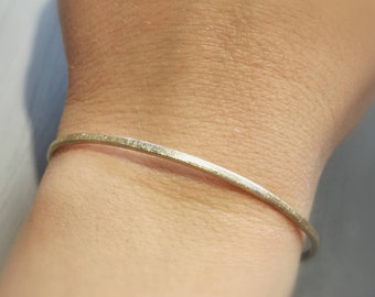 Bangle 585 or, fait main, bracelet 14k or jaune, or recyclé, minimaliste, durable, étroit, bijoux de bras délicats, or véritable