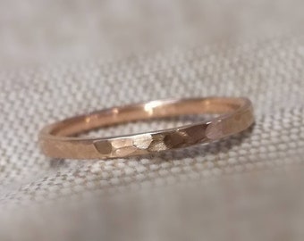 Roségoldring 585, gehämmert, recyceltes Rotgold 14k, schmaler Bandring, Trauring, Basic Ring stapelbar, dezent und einfach, Goldschmiede