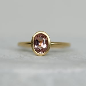 Yellow gold ring 750, warm tones, recycled gold, tourmaline pink light pink, solitaire engagement ring, unique piece, goldsmith work,