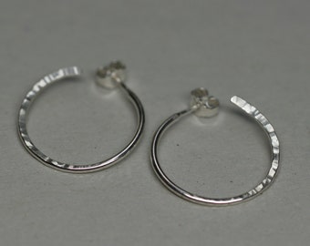 Boucles d'oreilles créoles argent avec balançoire, boucles d'oreilles argent martelé, boucles d'oreilles argent, boucles d'oreilles faites main, orfèvres, argent véritable, recyclé, délicat