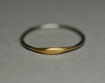 900 or, platine, bague fine, minimaliste, forme organique, fait main, or jaune, bague empilable, délicate, bague de fiançailles, orfèvre