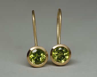 Boucles d'oreilles péridot, or jaune 750, vert, fait main, or recyclé, 18kt, classique, orfèvre, or véritable, boucles d'oreilles péridot, fait main