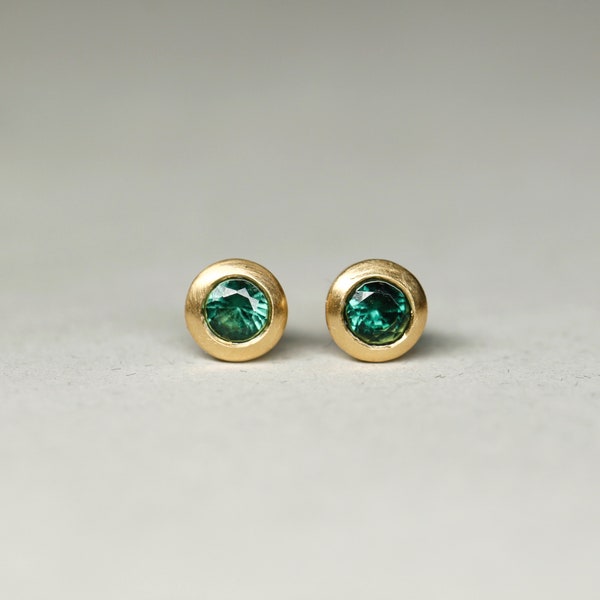 Tourmaline, 750 yellow gold stud earrings, round, fir green, goldsmith, small and discreet, handmade, real gold jewelry, recycled gold