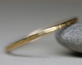 Gehämmerter Ring, 585, 750, Gelbgold Ring geschmiedet, recycelt, dünn minimalistisch, handgefertigt, Echtgold, Recyclinggold, Hammerschlag