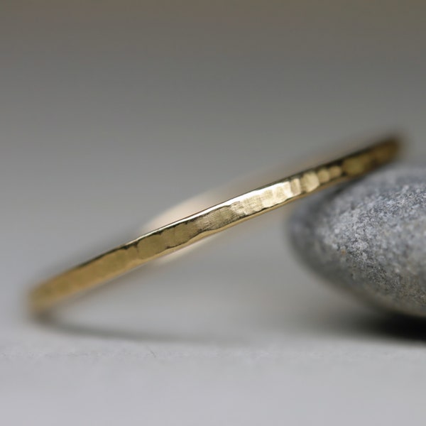 Gehämmerter Ring, 585, 750, Gelbgold Ring geschmiedet, recycelt, dünn minimalistisch, handgefertigt, Echtgold, Recyclinggold, Hammerschlag