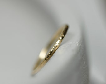 750 Gelbgold Ring, gefräste Struktur, 18k Goldring, schmal dezent einfach, Trauring, Ehering, Echtgold, recyceltes Gold, Bandring schmal